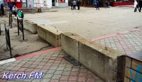 Новости » Общество: В Керчи в местах проведения мероприятий установили бетонные блоки при въездах