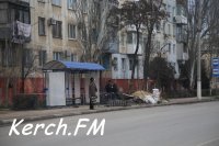 Новости » Общество: В Керчи продолжают ремонтировать остановки