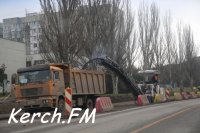 На шоссе Героев Сталинграда на закрытом участке дороги снимают асфальт