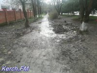 Керчане тротуар обходят по грязи