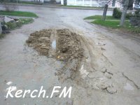 Новости » Общество: На Маяковского в Керчи водоканал оставил кучу грязи по дороге к домам