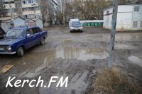 Новости » Общество: Керчане жалуются на постоянную грязь в их дворе