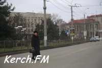 Керчане нарушают ПДД, когда переходят дорогу в неположенном месте (видео)