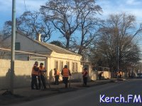 В Керчи на Чкалова коммунальщики чистят тротуары от грязи