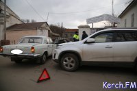 В Керчи «Волга» въехала в припаркованную иномарку