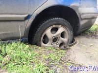 В Керчи «Hyundai» провалилась в открытый люк