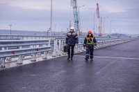 На пилотном участке Крымского моста установили  барьерное ограждение и освещение