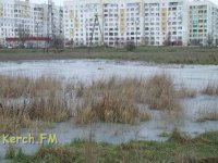Новости » Экология: Керчане жалуются на зловонное озеро рядом с тюрьмой