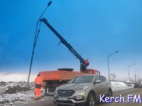 На шоссе Героев Сталинграда продолжают демонтировать столбы уличного освещения