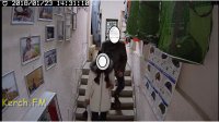 Молодая пара «увела» куртку в керченском магазине (видео)