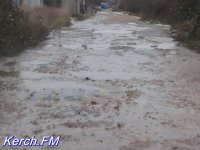 В Керчи канализация напором течет по улице