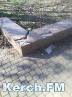 Новости » Общество: В Керчи в сквере на набережной разбита гранитная плитка