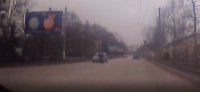 В Керчи женщина побежала за машиной, чтобы прыгнуть под колеса (видео)
