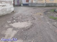 Керчане снова жалуются на грязь перед жилым  домом