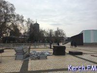 Новости » Общество: На главной площади Керчи начали разбирать сцену