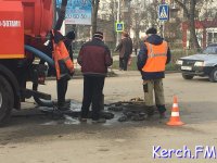 На Ворошилова приступили к ремонту дороги около люка, который проваливается