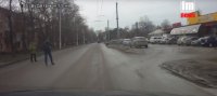 Новости » Общество: В Керчи женщина побежала на красный сигнал светофора под колеса (видео)