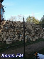 Новости » Общество: В Керчи до сих пор не убрали свалку от рухнувшего корпуса КГМТУ
