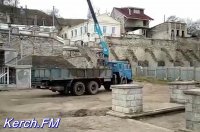 Новости » Общество: С Митридатской лестницы в Керчи увозят грифонов (видео)