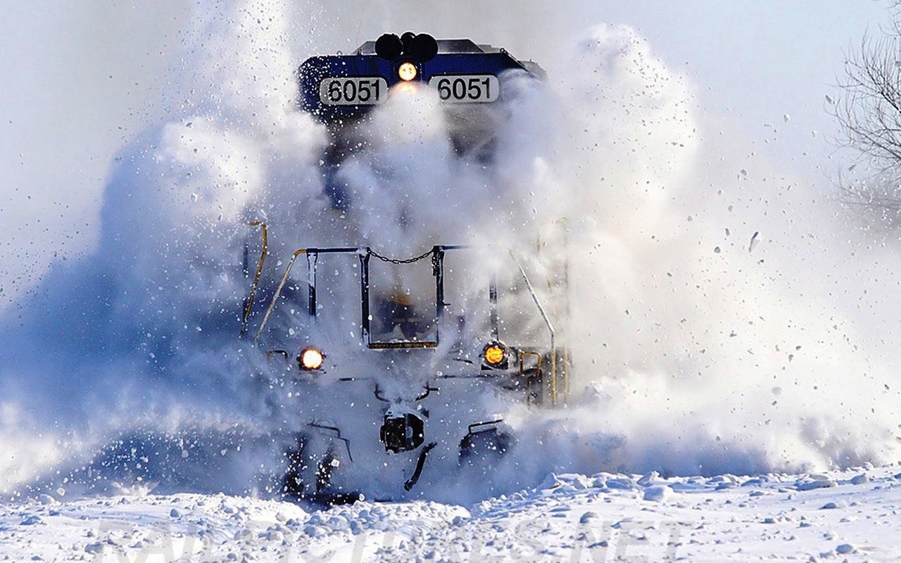 Поезд снежные заносы. Поезд в снегу. Тепловоз в снегу. Зимний поезд. Тепловоз в сугробе.