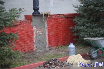 Новости » Общество: У гимназии Короленко частично отремонтировали обрушенную подпорную стенку