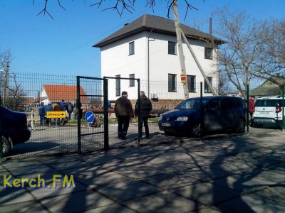 Новости » Общество: Керченскую больницу обнесли забором и поставили  металлоискатели