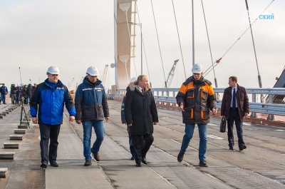 Строители пригласили Путина на открытие автодорожной части Крымского моста в мае