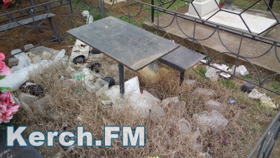 Керчане продолжают жаловаться на мусор на городском кладбище