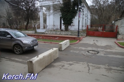 На  Театральной в Керчи поставили бетонные блоки