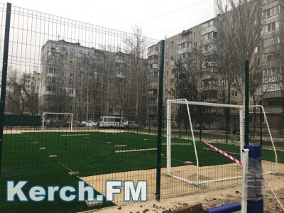 Во дворе на Вокзальном шоссе в Керчи появилось футбольное поле и площадка ГТО