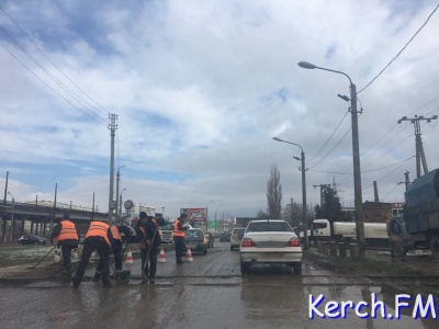 В Керчи по дороге из Аршинцево образовалась огромная пробка из-за работ на ж/д переезде