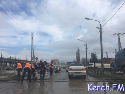 Новости » Общество: В Керчи по дороге из Аршинцево образовалась огромная пробка из-за работ на ж/д переезде