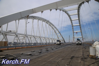 Автодорожную арку Крымского моста готовят к асфальтировке (фоторепортаж)