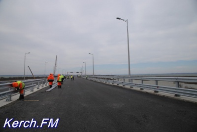 Строители начали укладку асфальта на последних морских участках Крымского моста