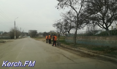 Новости » Общество: В Керчи осужденные убирали обочины на Ульяновых