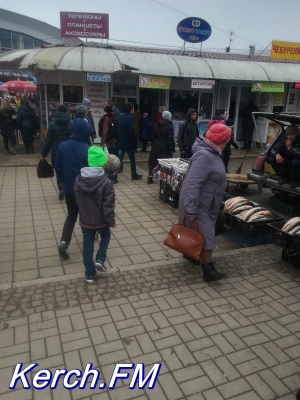 В Керчи стихийщики чистят рыбу прямо на рынке у перехода