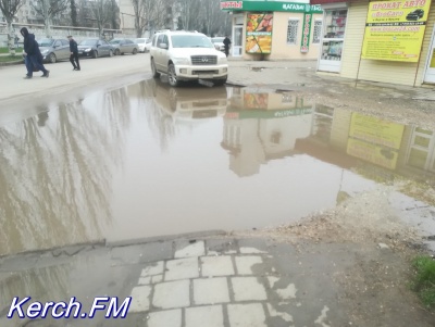 Новости » Общество: Керчане жалуются на мусор и лужи в районе автовокзала