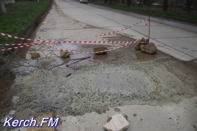 В Керчи забетонировали яму на дороге