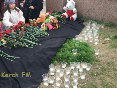 Новости » Общество: Керчане целыми семьями пришли на площадь почтить память сгоревших заживо в Кемерово