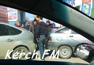 Новости » Криминал и ЧП: На Пролетарской в Керчи произошла авария