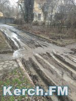 Новости » Общество: В Керчи из-за отсутствия ливневок на Войкова затопило подъезд к жилым домам