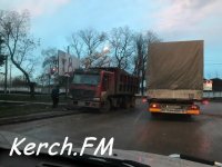 В Керчи на пересечении Вокзального шоссе-Годыны грузовик повредил колесо