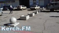 Новости » Общество: В центре Керчи вместо ограждений установили клумбы и шары