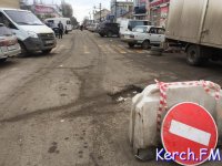 В Керчи на Пролетарской частично перекрыли дорожное движение