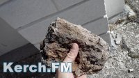 Новости » Общество: В Приморском парке Керчи с арки падают огромные камни