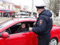 В Керчи сотрудники ГИБДД останавливали автоледи и дарили им цветы