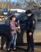 В Ленинском районе сотрудники ГИБДД останавливали автоледи и дарили им цветы