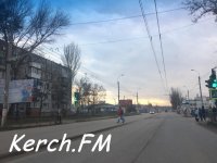 В Керчи некоторые пешеходы переходят дорогу на красный сигнал светофора