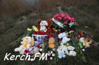 К месту, где достали машину убитой семьи из Феодосии, керчане несут цветы и игрушки