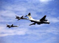 Истребители и бомбардировщики в небе над Крымом отработали дозаправку топливом